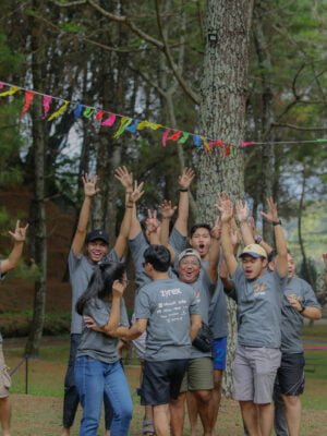 Tim Perusahaan sedang melakukan kegiatan Outbound Training Jakarta bersama Ecoventure