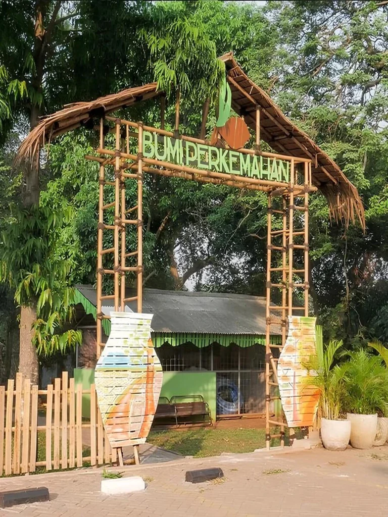 Bumi Perkemahan Ragunan Jakarta dengan lapangan luas, fasilitas outbound, dan lokasi dekat Kebun Binatang Ragunan