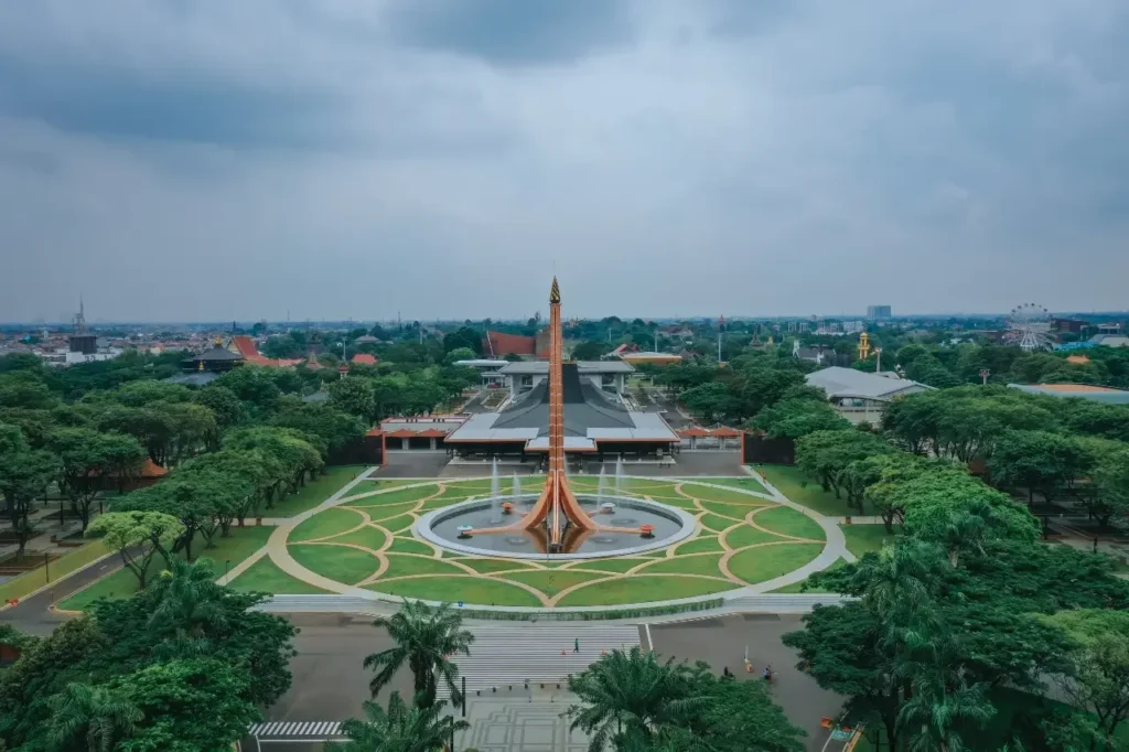 Taman Mini Indonesia Indah dengan area hijau luas, fasilitas outbound perusahaan, dan anjungan budaya berbagai daerah