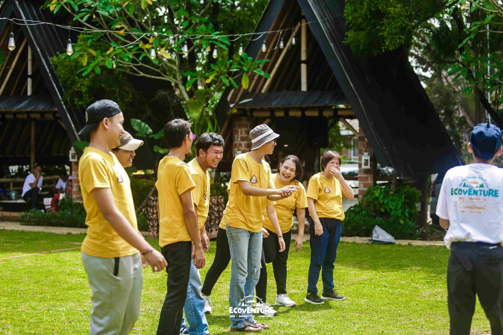 Tim perusahaan sedang melakukan kegiatan outbound training di area hijau Jakarta dengan instruktur profesional memandu aktivitas team building
