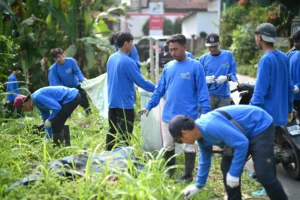 Komunitas bersama-sama membersihkan lingkungan sebagai bentuk kepedulian terhadap alam