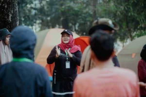 Generasi Z mengembangkan soft skill leadership melalui kerja sama tim dan komunikasi efektif di dunia kerja