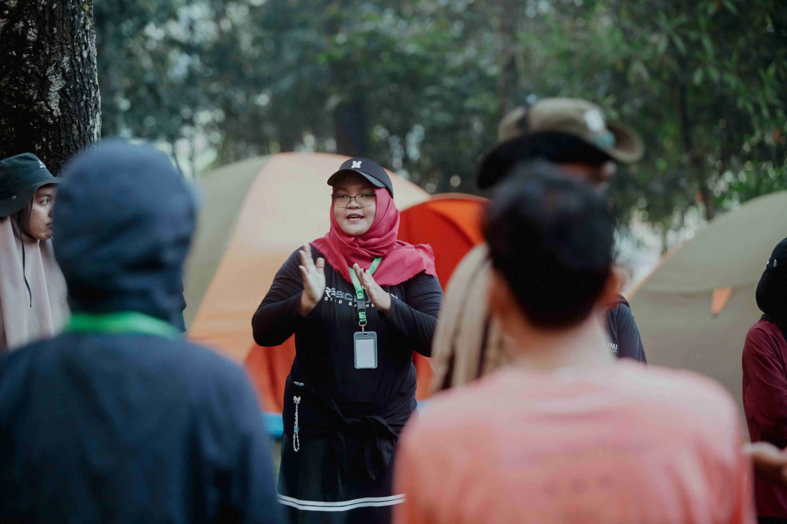 Generasi Z mengembangkan soft skill leadership melalui kerja sama tim dan komunikasi efektif di dunia kerja