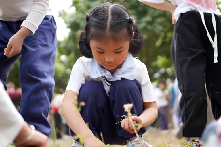 Anak-anak sedang melakukan kegiatan outbound di alam terbuka dengan penuh semangat dan kerjasama tim Komunitas hijau bersama-sama menanam pohon dan membersihkan lingkungan sebagai bentuk kepedulian terhadap alam
