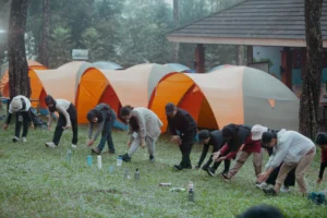 Komunitas menikmati suasana camping di event alam EcoVenture dengan kebersamaan dan nuansa alam terbuka.