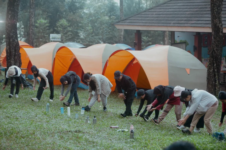 Komunitas menikmati suasana camping di event alam EcoVenture dengan kebersamaan dan nuansa alam terbuka.